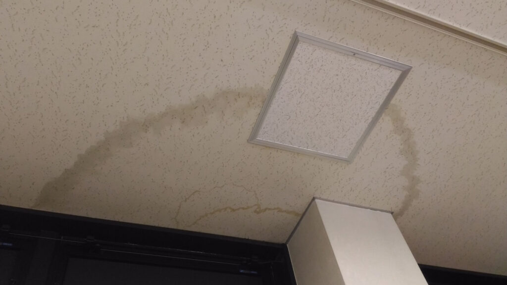 雨漏りでの天井のシミ