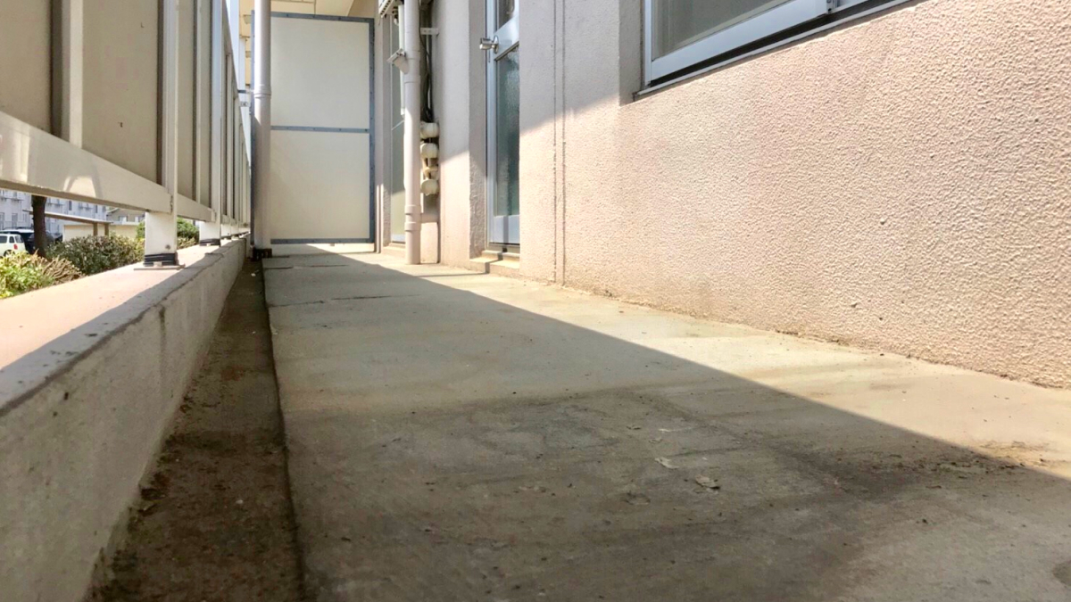 ベランダの荷物をよけた時の黒ずみ
