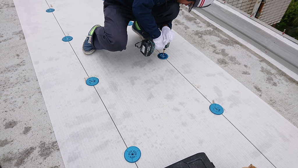屋上防水シート工事（機械式固定工法）