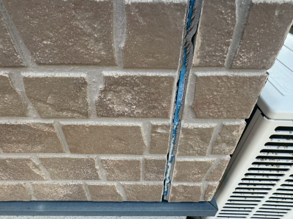 福岡県久留米市S様邸-外壁塗装-シーリングひび割れ