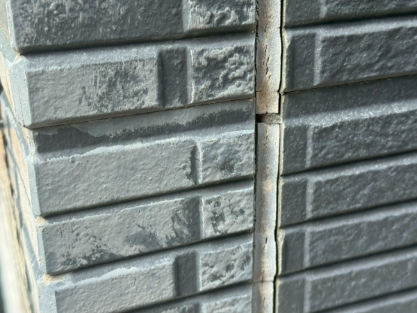 佐賀県佐賀県神埼市O様邸-外壁付帯部塗装-シーリングひび割れ